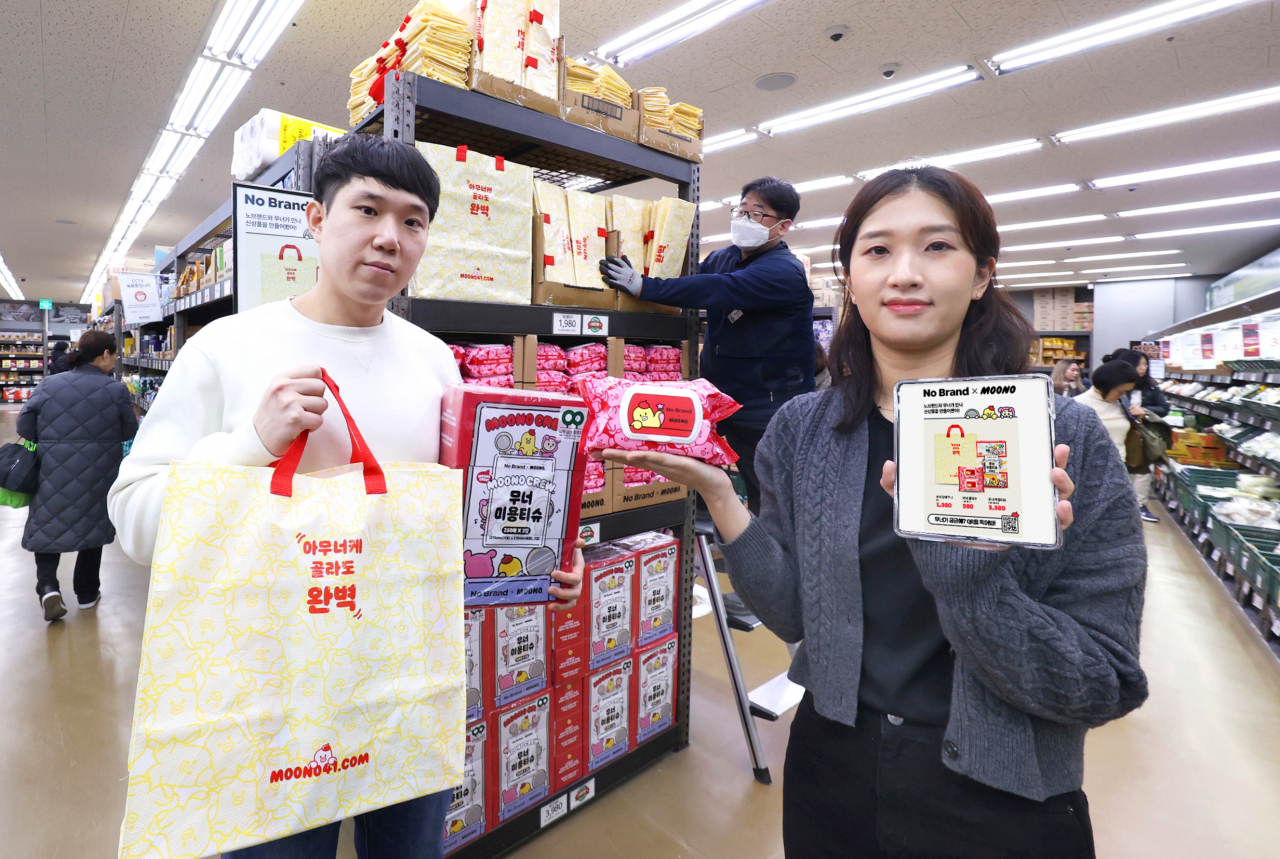 LG유플러스 직원과 노브랜드 직원이 무너크루 컬래버 제품 3종을 소개하는 모습. [LG유플러스 제공]