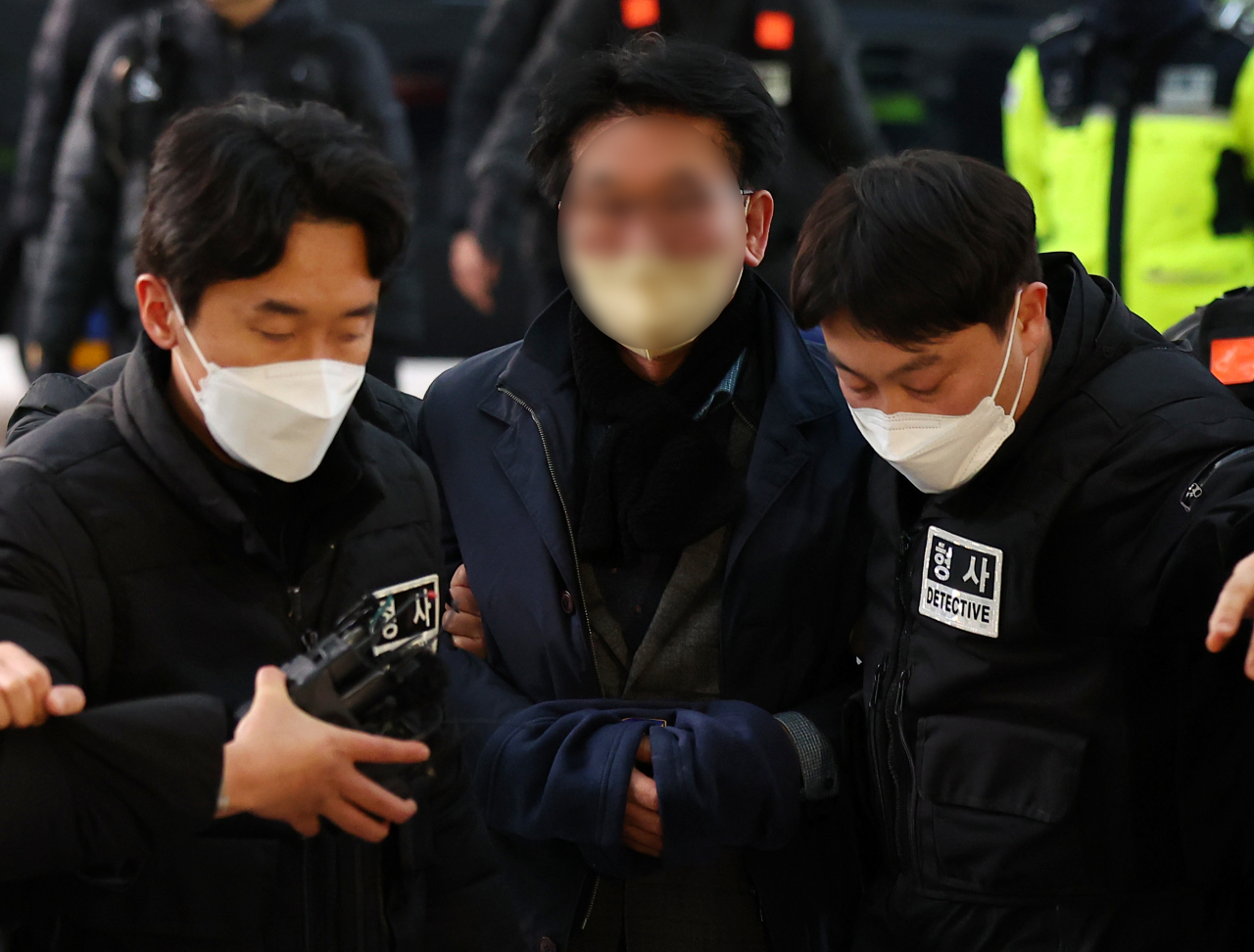 이재명 더불어민주당 대표를 흉기로 습격한 피의자 김모씨가 부산 연제구 부산경찰청으로 압송되고 있다. 김씨는 이날 오전 10시 29분께 부산 강서구 대항 전망대 시찰을 마치고 차량으로 걸어가던 이 대표의 왼쪽 목을 흉기로 찌른 혐의다. [연합]