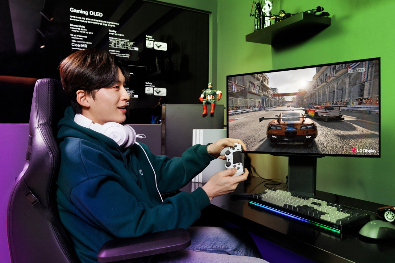 LG디스플레이 모델이 ‘27인치 480Hz QHD 게이밍 OLED 패널’로 게임을 즐기고 있는 모습. [LG디스플레이 제공]