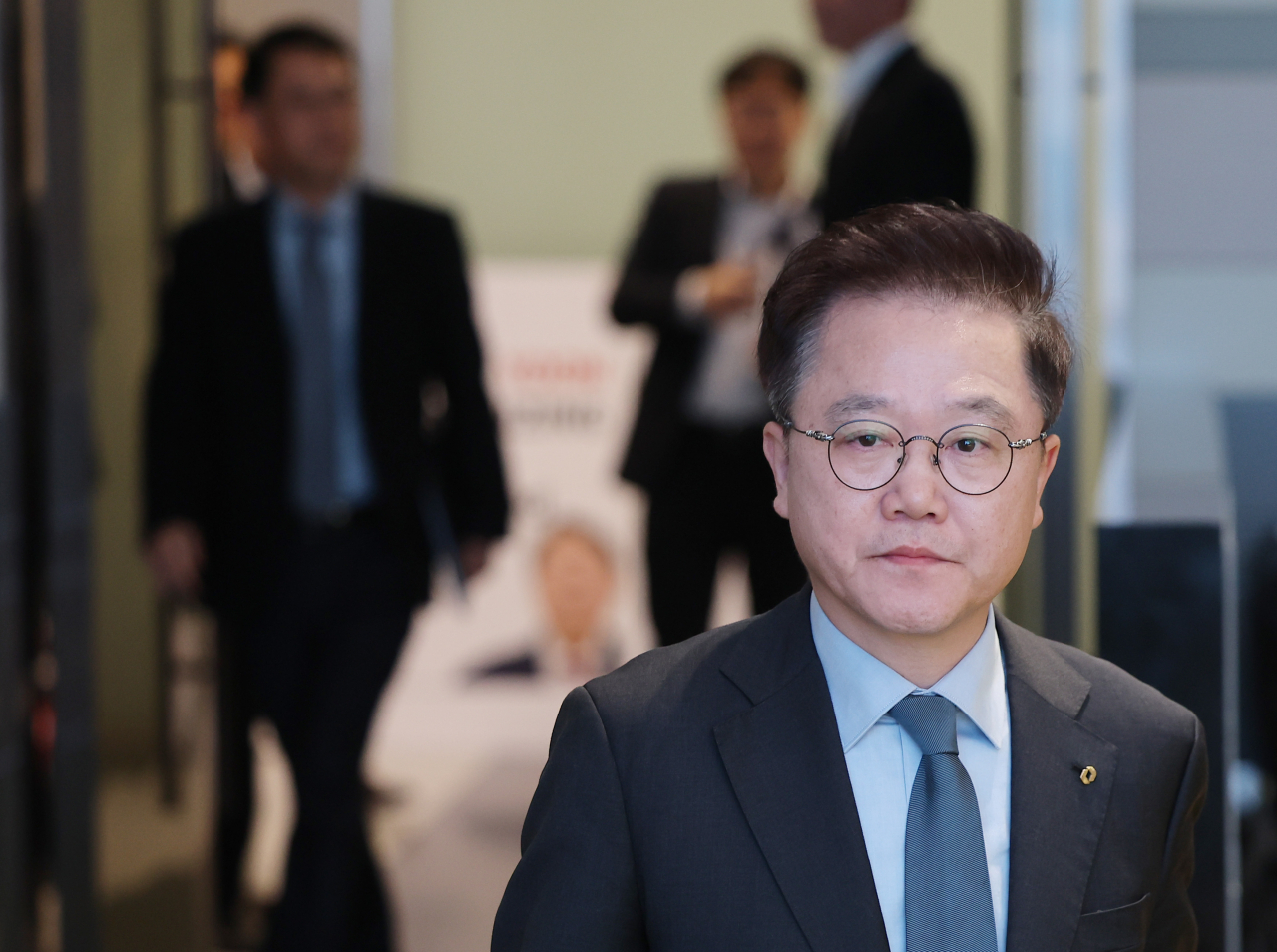 태영건설의 워크아웃(기업재무구조개선) 신청 관련 채권단 설명회가 열린 3일 오후 서울 산업은행 본점에서 강석훈 산업은행 회장이 브리핑을 위해 입장하고 있다. [연합]