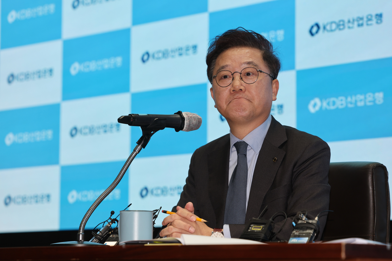 태영건설의 워크아웃(기업재무구조개선) 신청 관련 채권단 설명회가 열린 3일 오후 서울 산업은행 본점에서 강석훈 산업은행 회장이 취재진의 질문을 받고 있다. [연합]