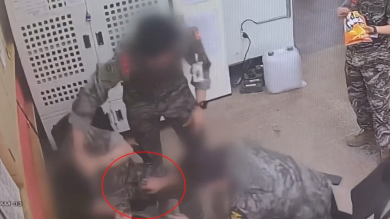 경북 포항 해병대 1사단 소속 A하사가 괴롭힘을 당하고 있는 장면. [TV조선 갈무리]