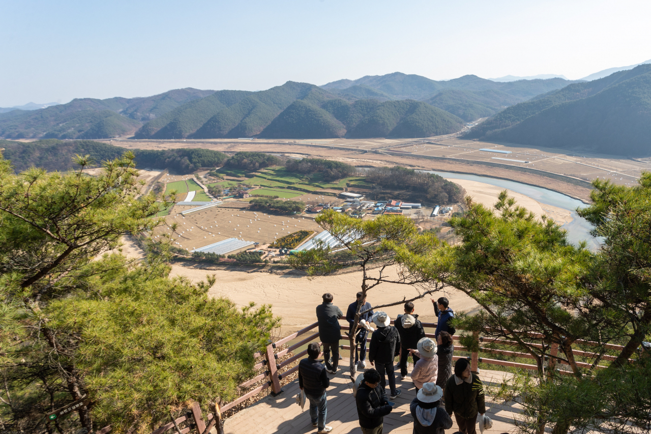 2024년 쇄신을 다짐하며 회룡포를 구경하는 사람들