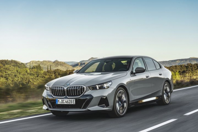 ‘왕좌의 게임’ 8년만에 웃은 BMW, ‘신모델 반격’ 벤츠와 신년 대격돌 예고 [여車저車]