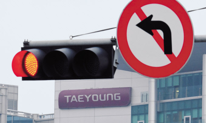 부동산 프로젝트파이낸싱(PF) 유동성 문제 등으로 워크아웃을 신청한 태영건설이 채권자 설명회를 마친 가운데 4일 서울 여의도 태영건설 본사 앞 신호등에 빨간불이 들어와 있다. 윤세영 태영그룹 창업회장은 전날 열린 채권자 설명회에서 경영진의 실책을 인정하고, 워크아웃 동의 등을 요청했다. 이상섭 기자