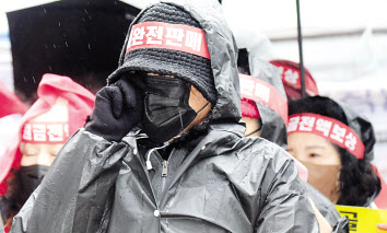 홍콩H지수 연계 ELS(주가연계증권)에서 내년 상반기 대규모 손실 가능성이 불거진 가운데 15일 오후 서울 여의도 금융감독원 앞에서 열린 홍콩지수 ELS 피해자 집회에서 한 참가자가 피해사례를 들으며 눈물을 흘리고 있다. [연합]