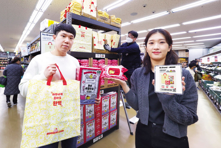 LG유플러스 직원과 노브랜드 직원이 ‘무너크루’ 컬래버 제품 3종을 소개하고 있다. [LG유플러스 제공]