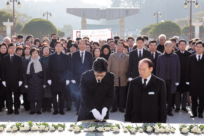 한동훈 국민의힘 비상대책위원장이 4일 오전 광주 북구 국립5·18민주묘지를 찾아 분향하고 있다. [연합]