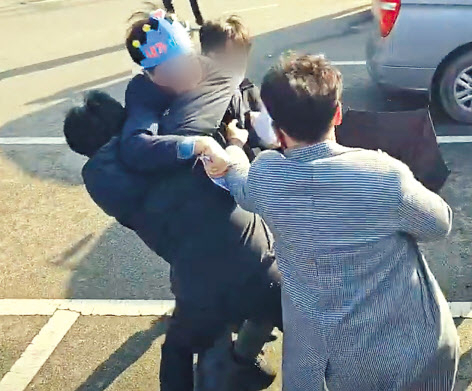 2일 부산 가덕도 신공항 부지를 방문한 이재명 더불어민주당 대표를 흉기로 공격한 피의자가 현장에서 경찰에 체포되고 있는 모습 [연합]