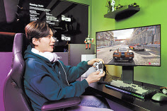 LG디스플레이 모델이 ‘27인치 480Hz QHD 게이밍 OLED 패널’로 게임을 즐기고 있는 모습