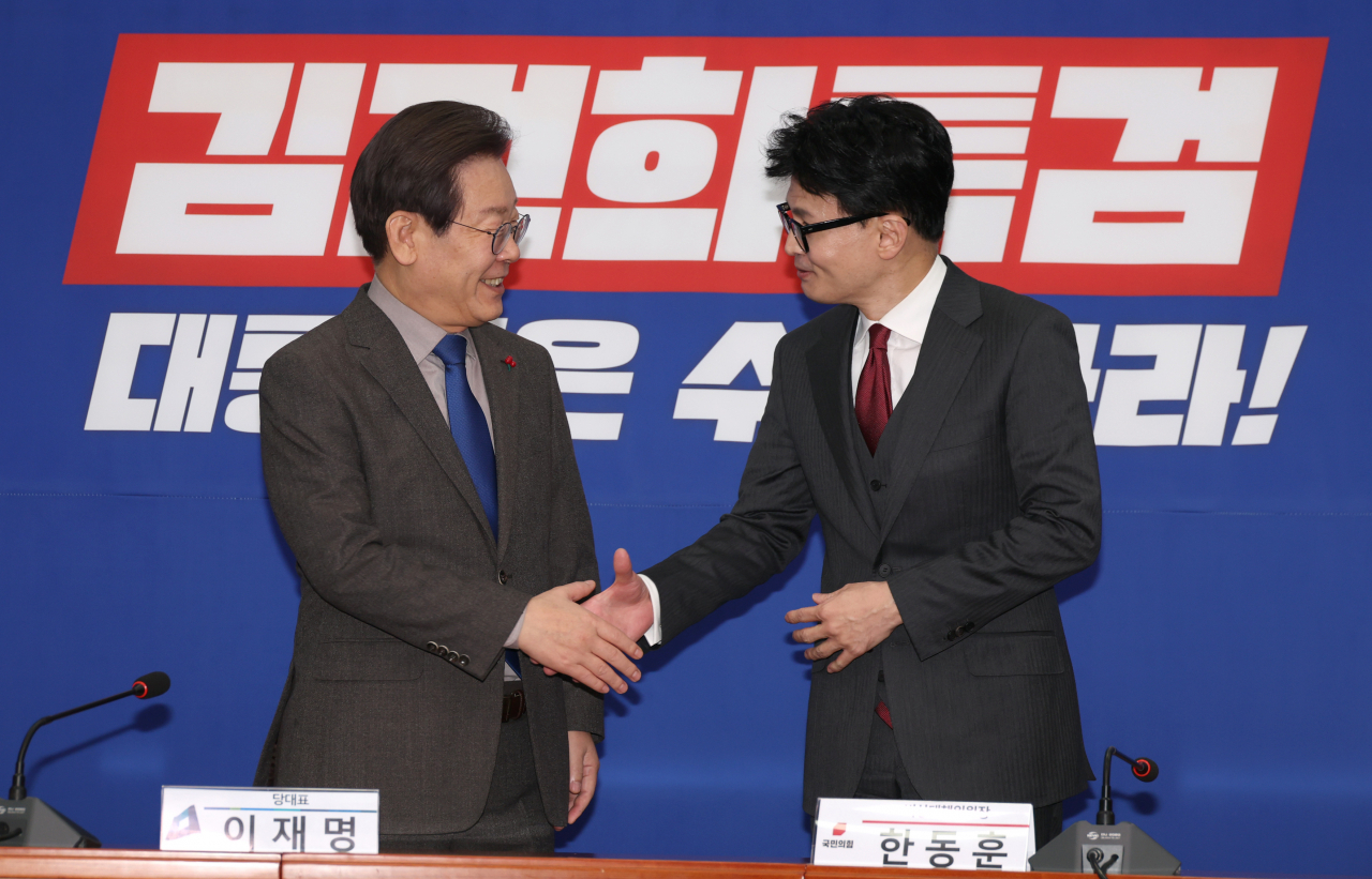 이재명 더불어민주당 대표와 한동훈 국민의힘 비상대책위원장이 지난해 12월 29일 국회 민주당 대표실에서 만나고 있다. [연합]