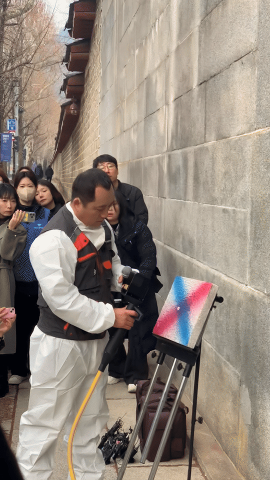 레이저 복구 과정을 시연하는 모습. 이정아 기자.