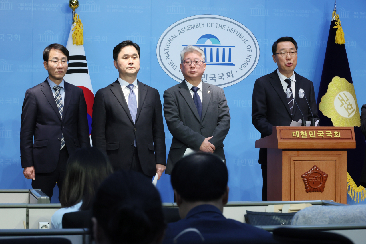 국회 소통관에서 더불어민주당 비주류 모임 '원칙과 상식' 의원들이 민주당 혁신 제안 기자회견을 하고 있다. 왼쪽부터 이원욱, 김종민, 조응천, 윤영찬. [연합]