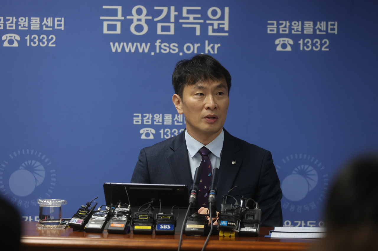 이복현 금융감독원장이 4일 서울 여의도 금융감독원에서 열린 신년 기자간담회에서 인사말을 하고 있다. [연합]