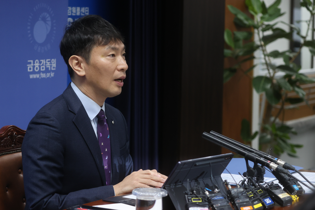 이복현 금융감독원장이 4일 서울 여의도 금융감독원에서 열린 신년 기자간담회에서 인사말을 하고 있다. [연합]