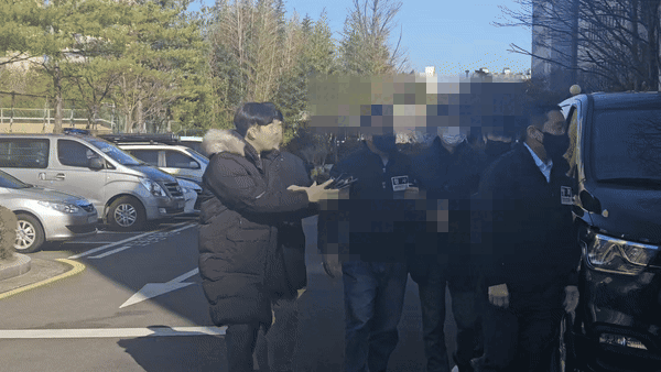 지난 2일 이재명 더불어민주당 대표를 흉기로 찌른 피의자 김모(66) 씨가 영장실질 심사를 받기 위해 법원으로 이동하고 있다. [박지영 기자]