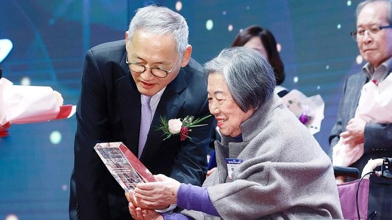 지난해 10월 27일 오후 서울 서대문구 모두예술극장에서 열린 '2023 문화예술발전 유공 시상식'에서 가수 양희은과 배우 양희경의 어머니 고 윤순모 씨가 유인촌 문화체육관광부 장관으로부터 예술가의 장한 어버이상을 받고 있다. [연합]