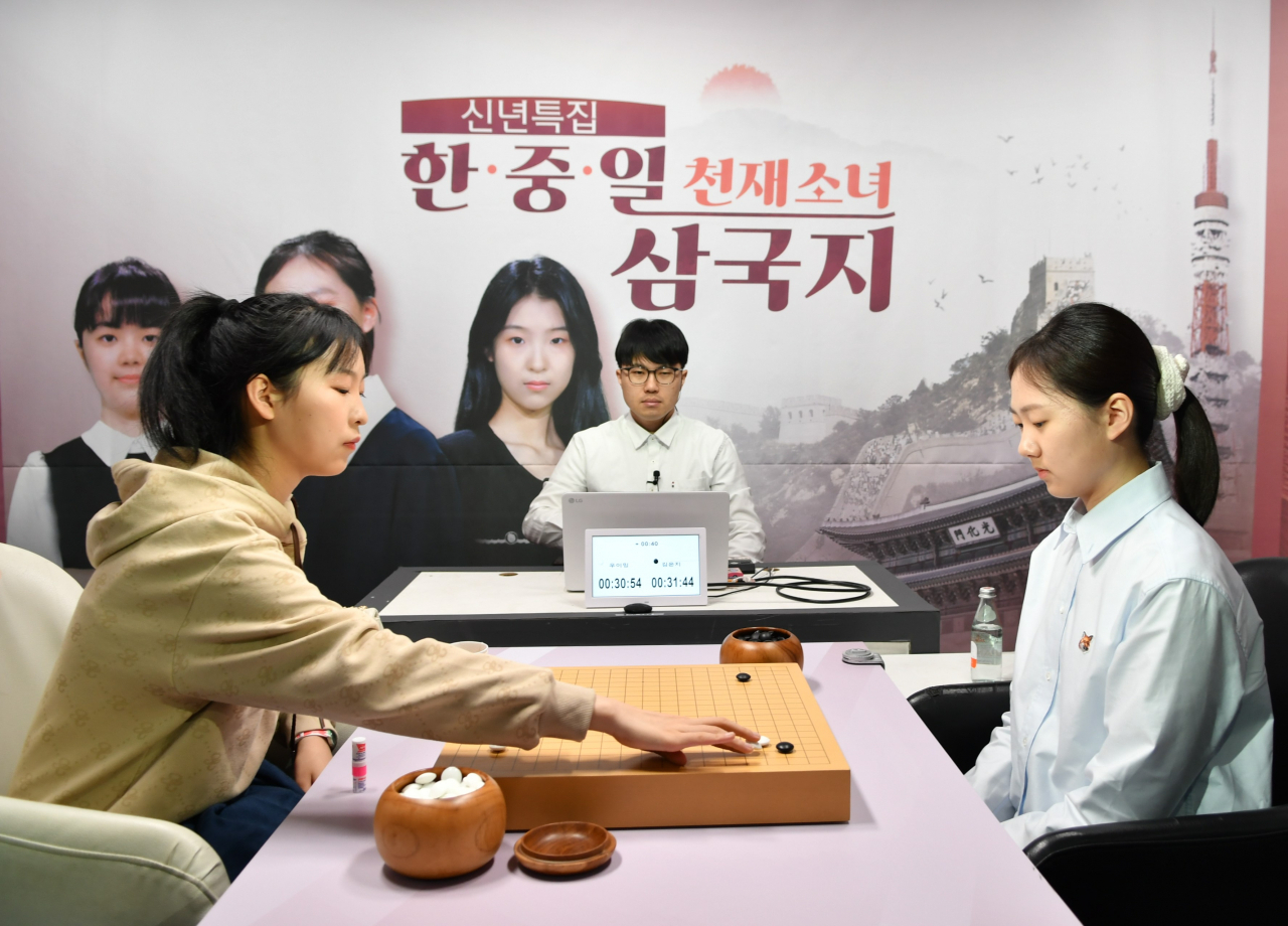 우이밍(왼쪽)과 김은지의 결승전 대국모습.[한국기원 제공]