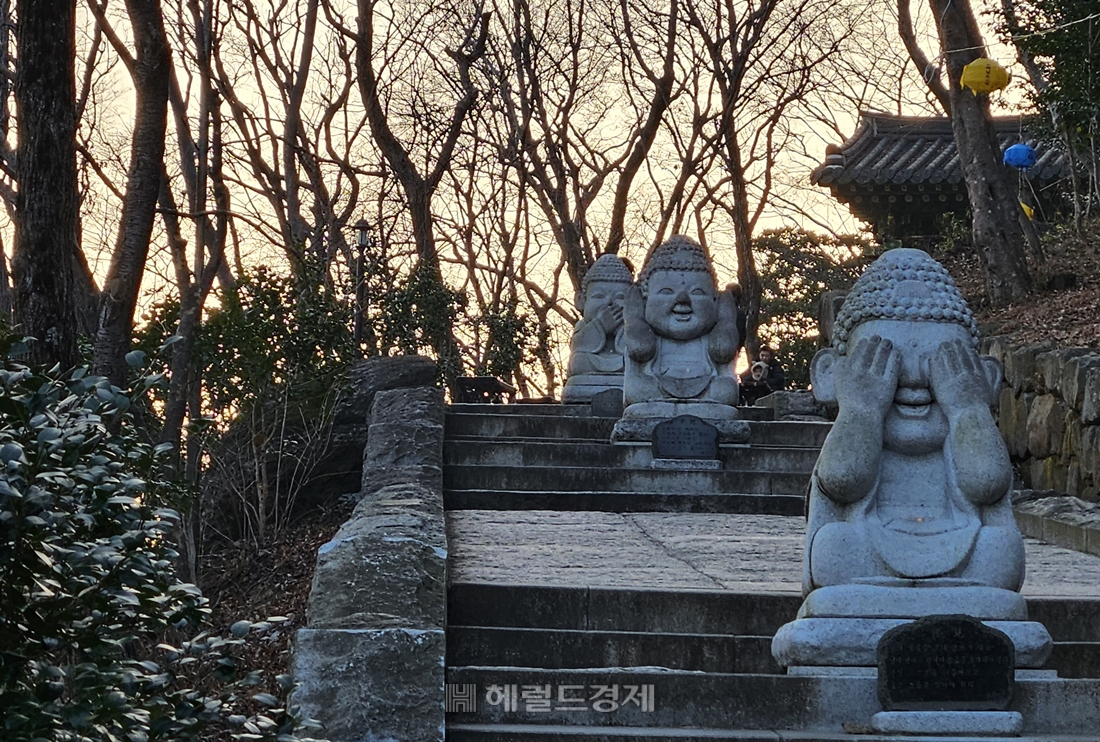 향일암으로 향하는 계단길에서 만나는 불견(不見), 불문(不聞), 불언(不言)의 아기부처상. 이 절의 명물이다.