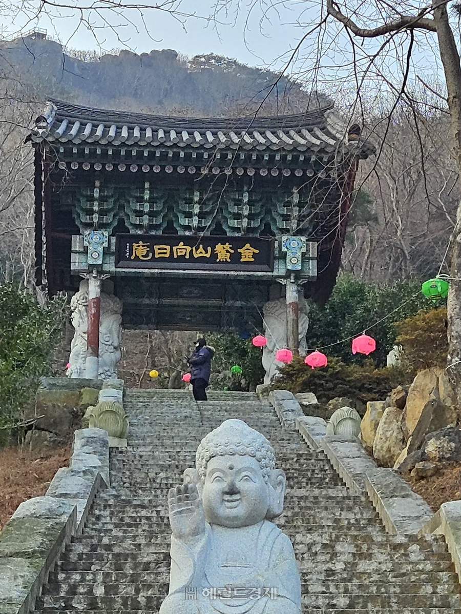 향일암의 일주문. '금오산 향일암'이라고 현판이 걸려있다.