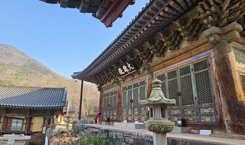 흥국사의 대웅전. 조선시대엔 승병이 지내면서 훈련하던 큰 절이다.
