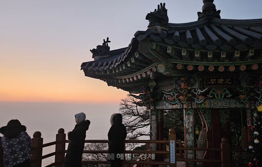 향일암 종각과 남해의 모습