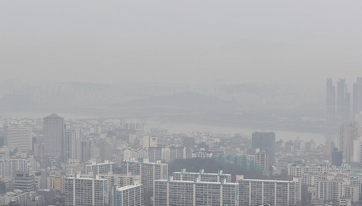 미세먼지 농도 '보통', 초미세먼지 '나쁨' 수준을 보인 지난 4일 오전 서울 강남의 한 건물에서 바라본 서울 하늘[연합]