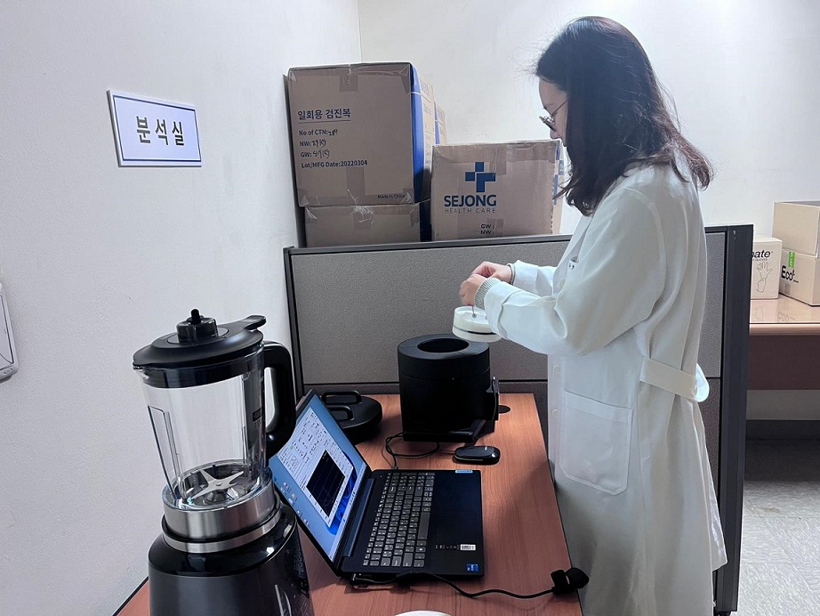 서울 중랑구는 수산물 방사능 안전을 위해 식품안전 분석실을 운영한다고 5일 밝혔다. 중랑구 식품안전 분석실에서 검사를 진행하고 있다.[중랑구 제공]