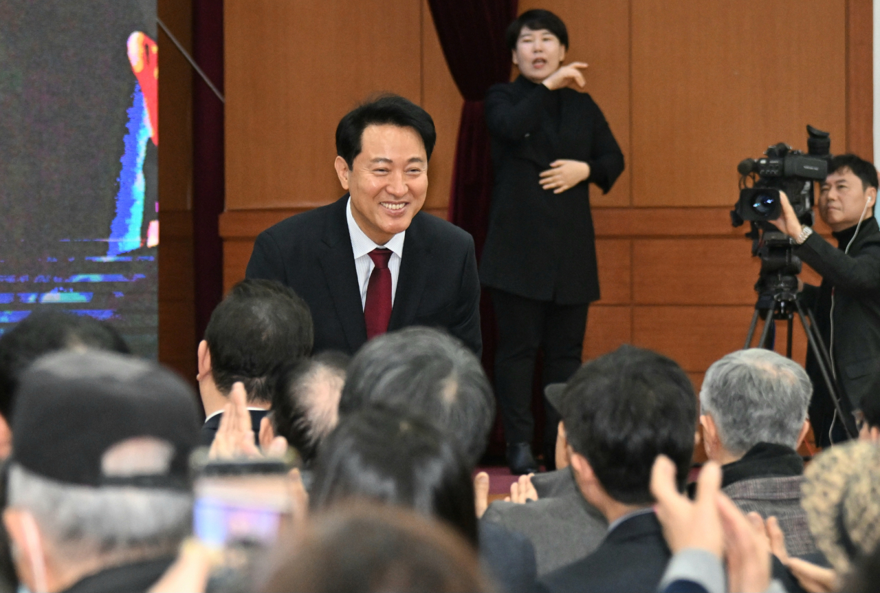 오세훈 서울시장이 4일 서울 동작구청에서 열린 2024 동작구 신년 인사회에 참석해 구민들께 인사하고 있다.[연합]