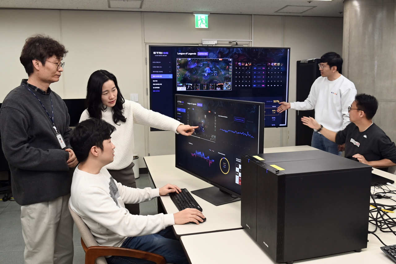ETRI연구진이 AI기반 이스포츠 분석 플랫폼에 대해 논의하고 있다. [한국전자통신연구원 제공]