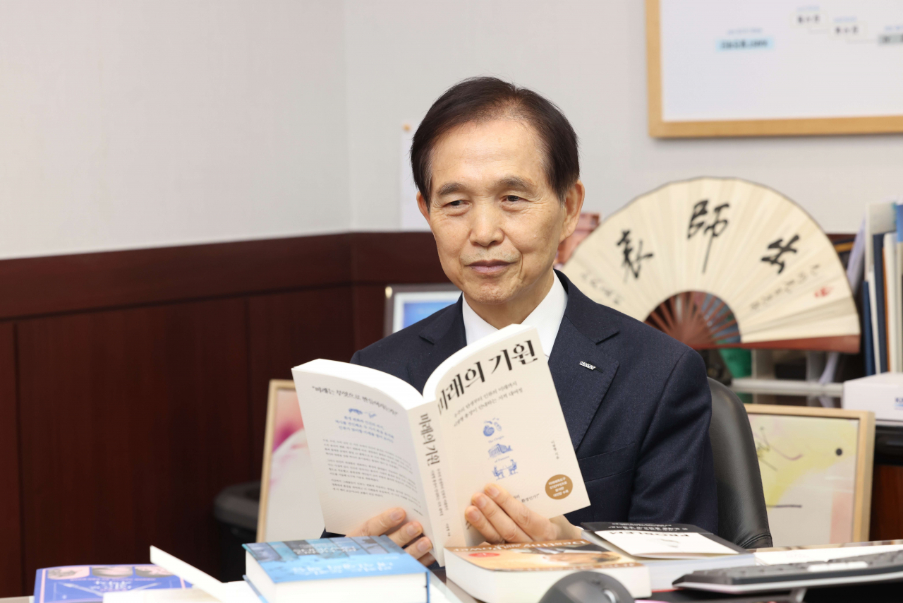 이광형 KAIST 총장이 저술한 '미래의 기원'을 읽고 있다.[KAIST 제공]
