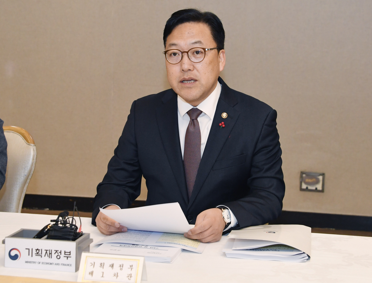 김병환 기획재정부 차관이 1월 5일 오전 서울 종로구 정부서울청사에서 열린 '제36차 비상경제차관회의 겸 제7차 물가관계차관회의'를 주재, 모두발언을 하고 있다. [기획재정부 제공]