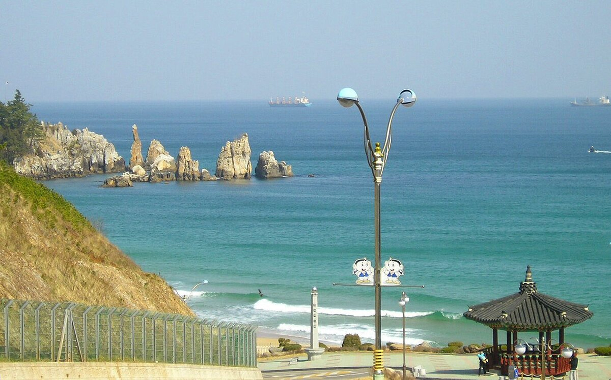 삼척시 북쪽 해가사터에선 동해시 남쪽 추암 촛대바위-형제바위 풍광의 색다른 앵글을 만난다. 두 도시는 요즘 통합 논의가 한창이다.