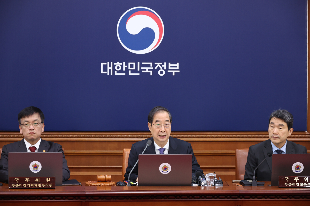 한덕수(가운데) 국무총리가 5일 오전 서울 종로구 정부서울청사에서 열린 임시국무회의에서 발언하고 있다.[연합]