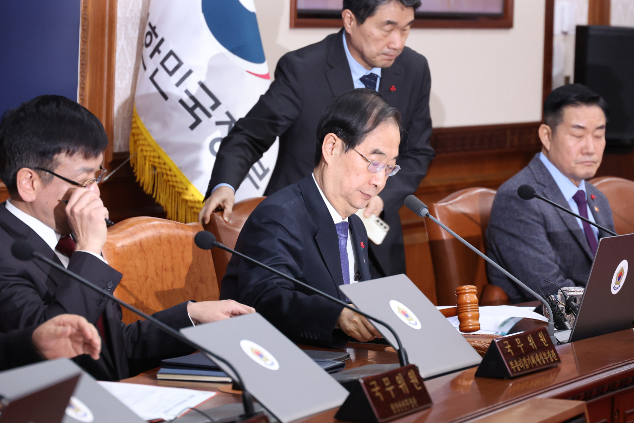 한덕수 국무총리가 5일 오전 서울 종로구 정부서울청사에서 열린 임시국무회의에 참석해 의사봉을 두드리고 있다.이날 임시국무회의에서는 국회에서 이송된 이른바 '쌍특검법'에 대한 재의요구권(거부권)을 심의했다. [연합]