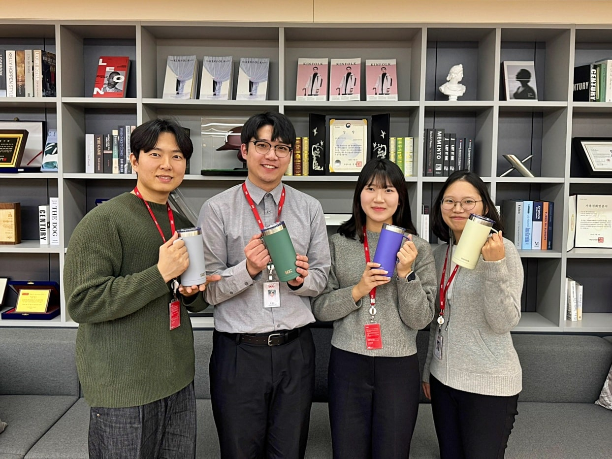 SGC그룹 임직원이 친환경 텀블러를 들고 기념 촬영을 하고 있다. [SGC그룹 제공]