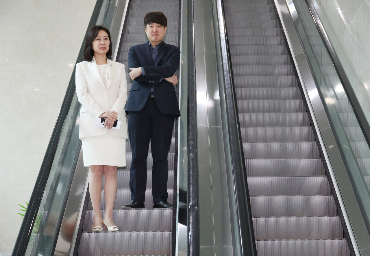 국민의힘 허은아 의원(왼쪽)이 3일 국회에서 탈당 기자회견을 마치고 개혁신당(가칭)을 준비 중인 이준석 전 국민의힘 대표와 함께 내려오고 있다. [연합]