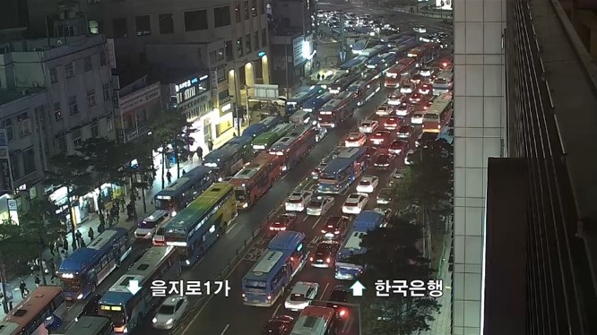 지난 3일 오후 7시께 경기도 용인에 사는 직장인 임모(33) 씨가 찾아본 명동입구 폐쇄회로(CC)TV 영상. 명동입구 일대에 광역버스들이 줄지어 있다. [독자 제공]