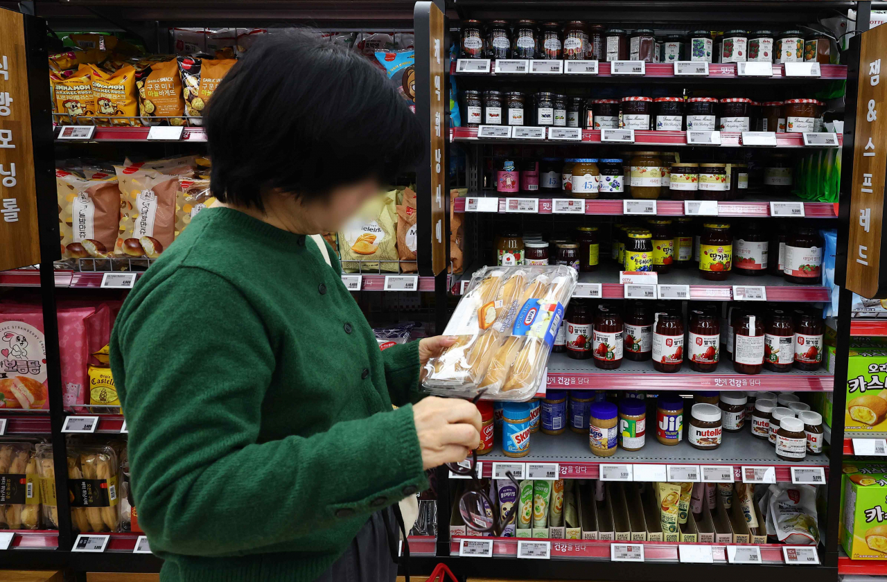서울 시내 한 대형마트에서 한 시민이 빵과 잼을 고르고 있다. [연합]