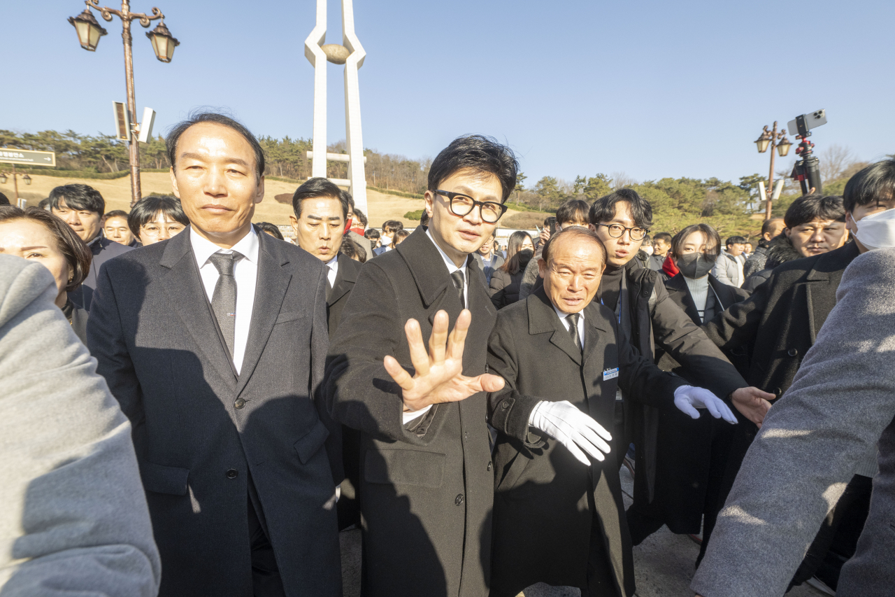 한동훈 국민의힘 비상대책위원장이 4일 오전 광주 북구 국립5 ·18민주묘지에서 참배를 마치고 이동하고 있다. [연합]