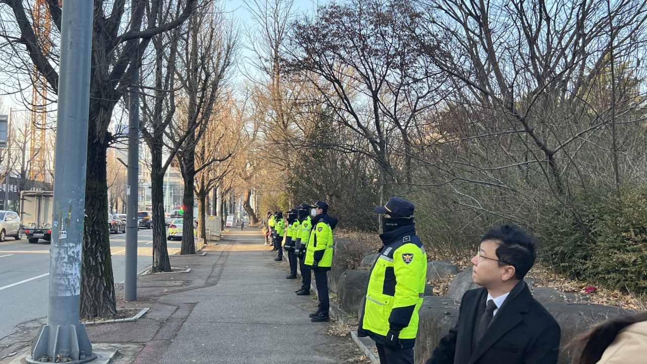 4일 광주광역시 광주제일고 앞에 경찰인력들이 대기하고 있다.[신현주 기자]