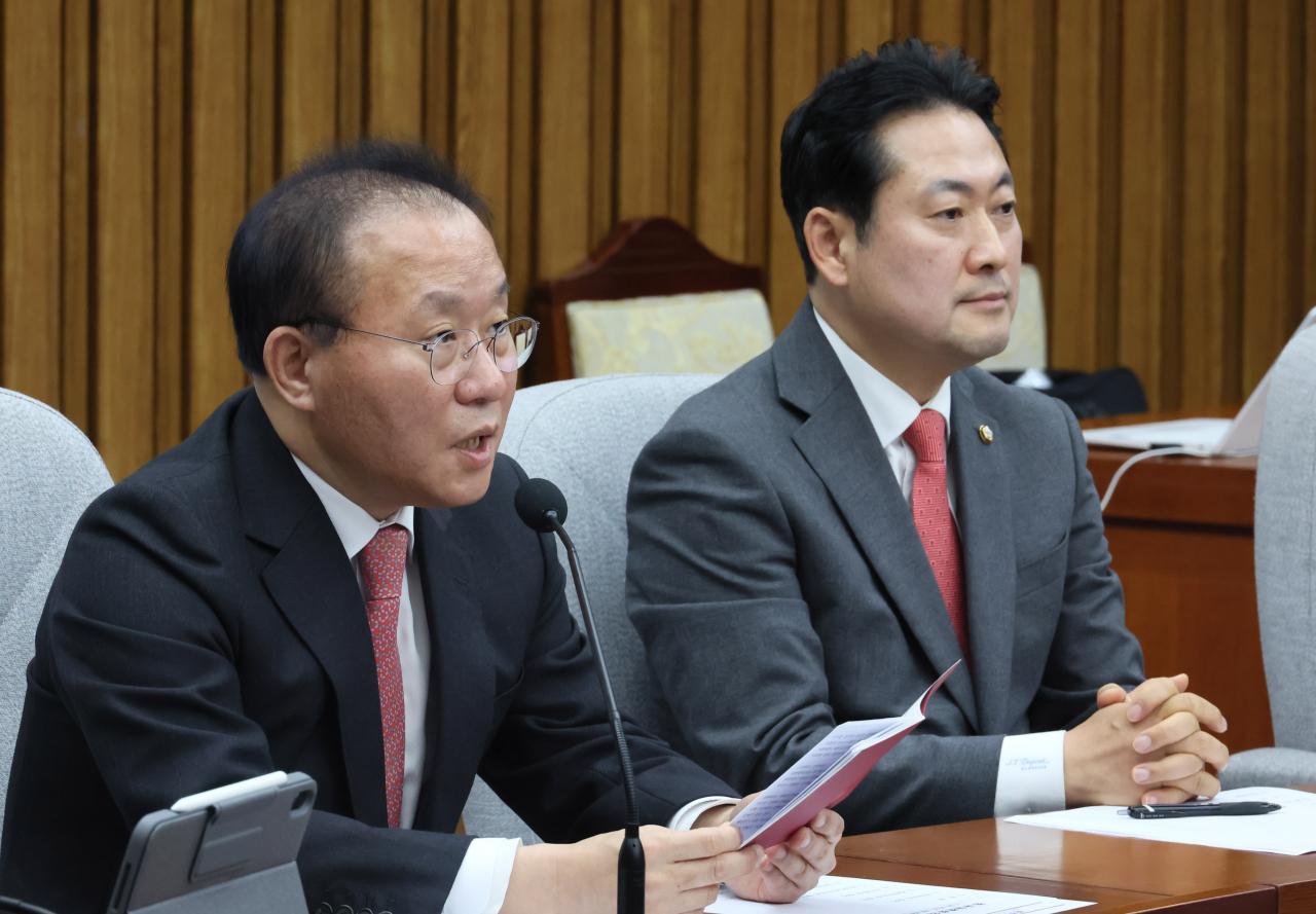 윤재옥 국민의힘 원내대표가 5일 오전 국회에서 열린 원내대책회의에서 발언하고 있다. 오른쪽은 장동혁 사무총장. [연합]