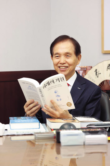 이광형 KAIST 총장이 자신이 저술한 ‘미래의 기원’을 소개하고 있다. [KAIST 제공]