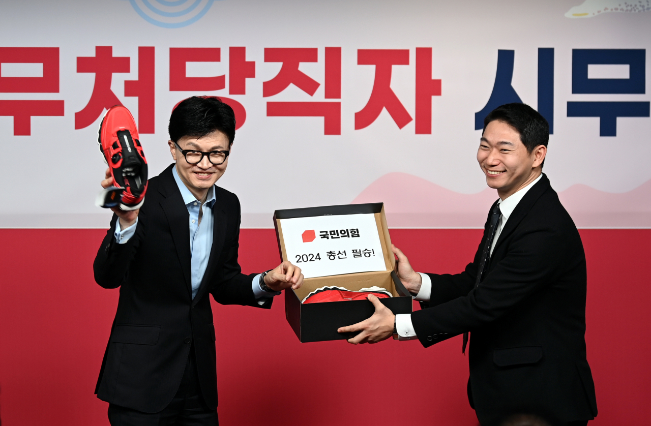 한동훈 국민의힘 비상대책위원장이 5일 여의도 중앙당사에서 열린 사무처당직자 시무식에서 신입당직자에게 운동화를 전달 받고 있다. 이상섭 기자
