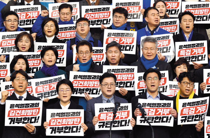 홍익표 더불어민주당 원내대표를 비롯한 야4당 대표와 소속 의원들이 5일 국회 본청 계단 앞에서 특검 수용 촉구 대회를 하고 있다. 이상섭 기자
