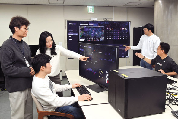 한국전자통신연구원(ETRI) 연구팀이 AI 기반 e-스포츠 분석 플랫폼에 대해 논의하고 있다. [한국전자통신연구원 제공]