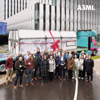 ASML 직원들이 최근 인텔에 납품한 첫 하이 뉴메리컬어퍼처(NA)’ EUV(극자외선) 장비 앞에서 기념촬영을 하고 있다. [ASML X(옛 트위터)]