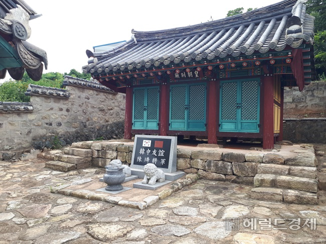 전라남도 해남군 황조마을에는 정유재란 때 이순신 장군과 함께 왜적을 물리친 명나라 진린 장군을 기리는 '황조별묘'가 자리하고 있다. 진린 도독 후손들이 세운 비석에는 '한중우의(친구사이의 정분) 진린장군'이라는 문구가 새겨져 있다. /박대성 기자.