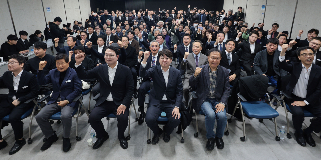 이준석 전 국민의힘 대표가 1일 오전 서울역 대회의실에서 열린 개혁신당 신년 하례회에서 참석자들과 함께 구호를 외치고 있다. [연합]