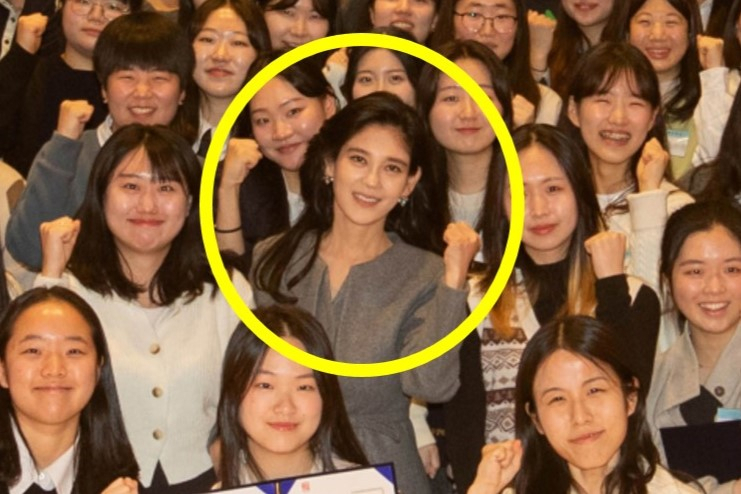 이부진 두을장학재단 이사장이 4일 서울시 용산구 리움미술관 대강당에서 열린 2024학년도 장학증서 수여식에서 장학생들과 기념 촬영하고 있다. [연합]